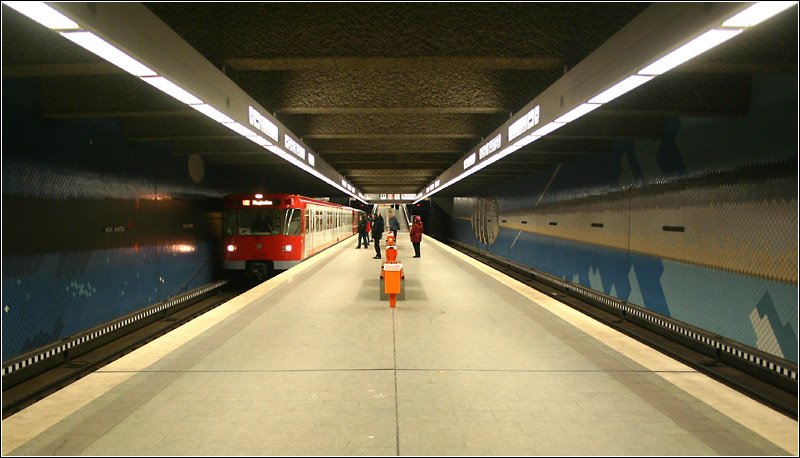 Hohe Marter, Linie U2 (1986) - 

Die Wände des relativ schmalen, stützenfreien Bahnsteigs zeigen den naheliegenden Fernmeldeturm einmal als Tagesszene und einmal als Nachtszene. 

04.03.2006 (M)