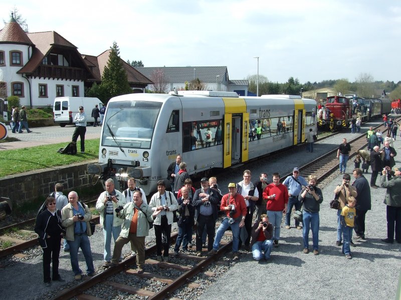 Hoho, mein Standpunkt war begehrt!
Aus der V200 der Brohltal-Eisenbahn (BE) heraus sieht man hier den Regioshuttle 019 der TransRegio, beim Eifelquerbahn-Wiedererffnungsfest im HP Ulmen, am 26.4.08
