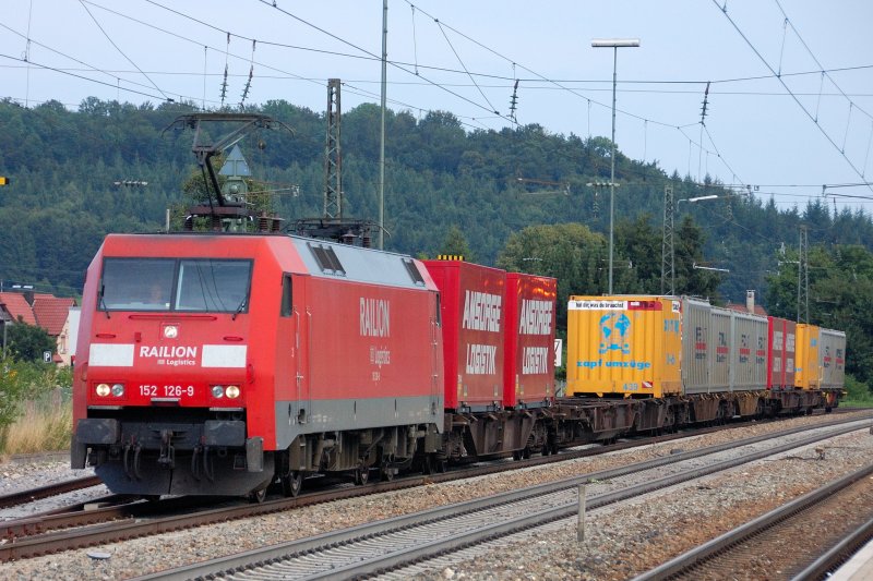  Hol dir was du brauchst : Farbenfroher Kurz-Zug mit Umzugscontainern, gefhrt von 152 126-9, am oberen Ende der Geislinger Steige, Fahrtrichtung Stuttgart, Talfahrt. (28.07.2008) 