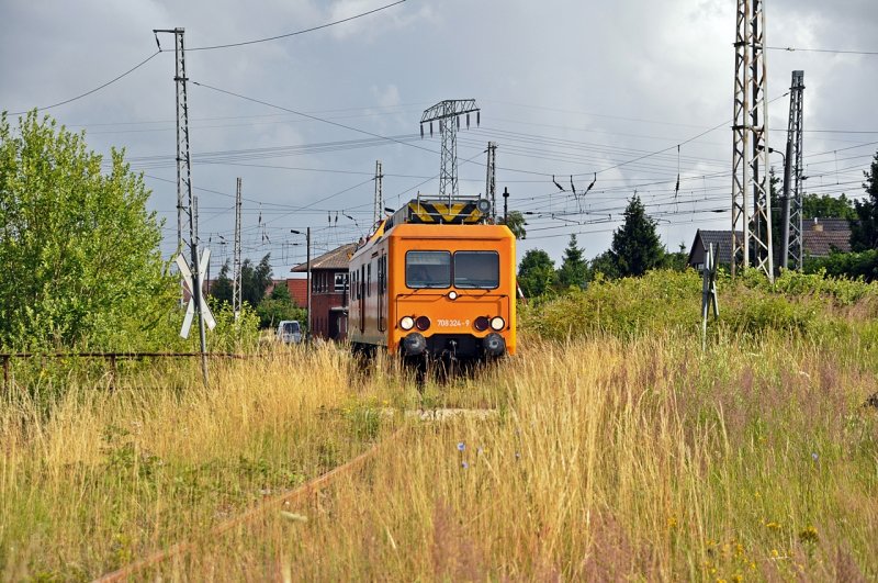 Hol doch einer mal den Rasenmher raus, wo sind die Gleise hin.
708 324 in der Einflugschneise zum Bahnstromwerk Stralsund am 08.06.09 Abzwg Srg