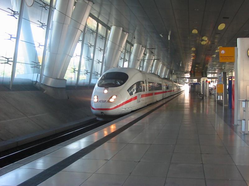 Hollndischer ICE3 mit allen Eingeschalteten Lichtern am 31.8.2005 in Frankfurt a. M. Flughafen. Soetwas ist selten.