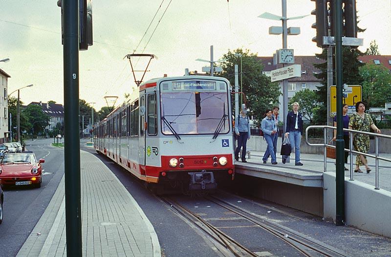 Holsterhauser Platz, ET 5012
Stadtbahnwagen B auf Li. U17 nach Gelsenkirchen Fischerstra�e