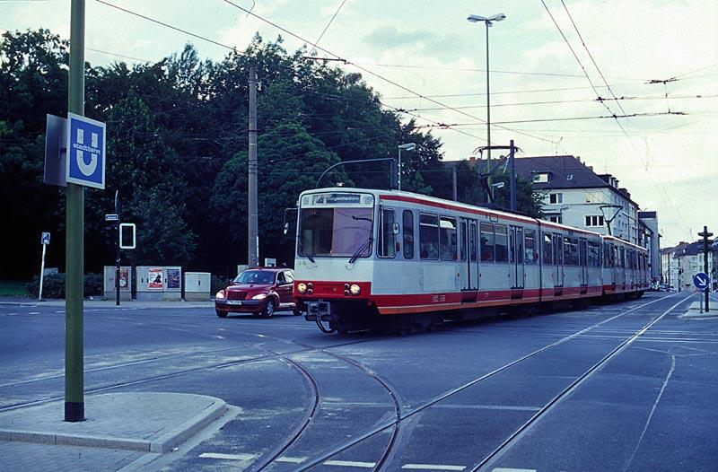 Holsterhauser Platz, ET 5124 (B80C) nach Essen Margarethenhhe.
Ursprnglich sollte die Regelspurstrecke hier noch im Tunnel verlaufen, aus Geldmangel ist der Tunnelbau unterblieben. Fr die Fahrgste sicherlich angenehm, die Oberflche nicht dem Kraftverkehr zu berlassen.