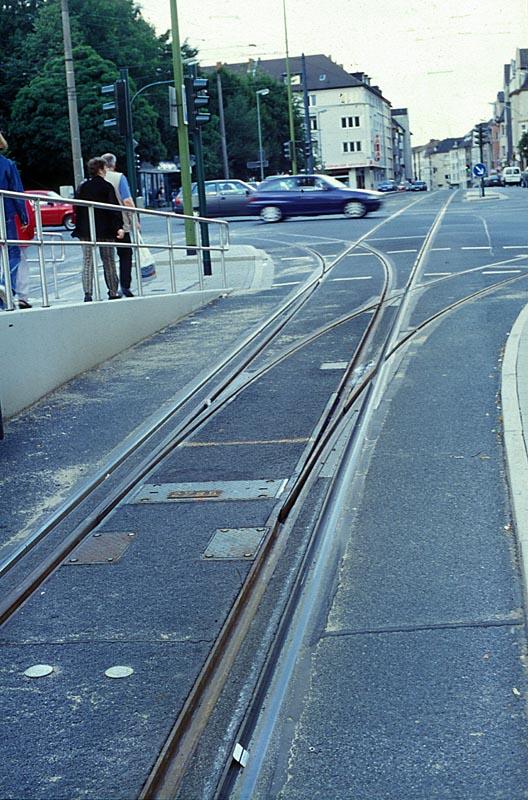 Holsterhauser Platz, Vierschienengleis mit Meterspurweiche.
Erkennbar sind die unterschiedlichen Rillenweiten (Meterspur nach BO Strab, Regelspur nach BO [Fernbahn]) 