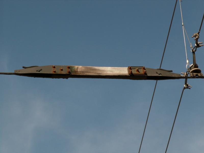 Holz,ein bewhrter Werkstoff.Hier ein  uralter  Fahrleitungstrenner vor dem Lokschuppen in Oberbozen,
der immer noch seinen Dienst tut.26.10.05
