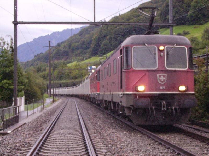 Holzschnitzel - Ganzzug 73612 Domat Ems - Luterbach wartet vor der kurzen Einspurstrecke am Walensee, die Kreuzung mit dem IR Basel-Chur ab.

Tiefenwinkel 20.08.07