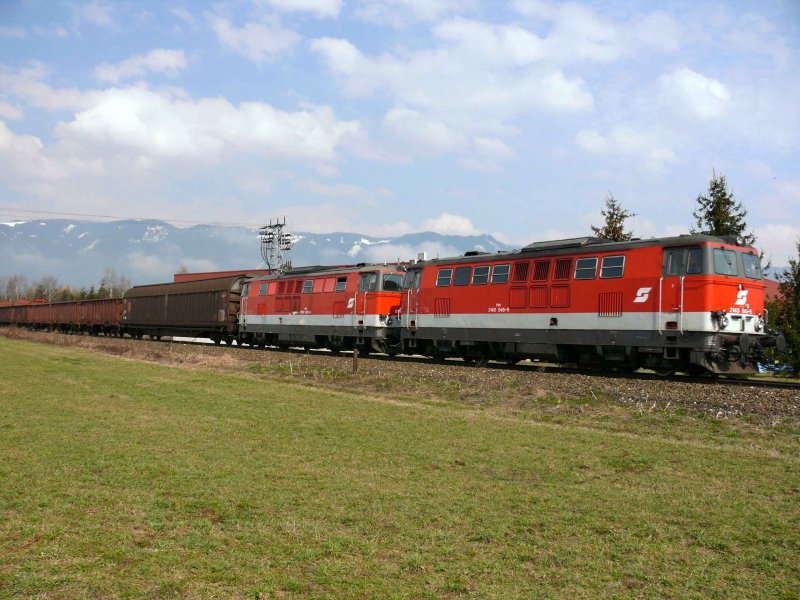 Holztransport nach P�ls (Stmk) Dieselloks 2143 045-9 und 2143 062-4. Fotografiert nahe Zeltweg 28.03.2007
