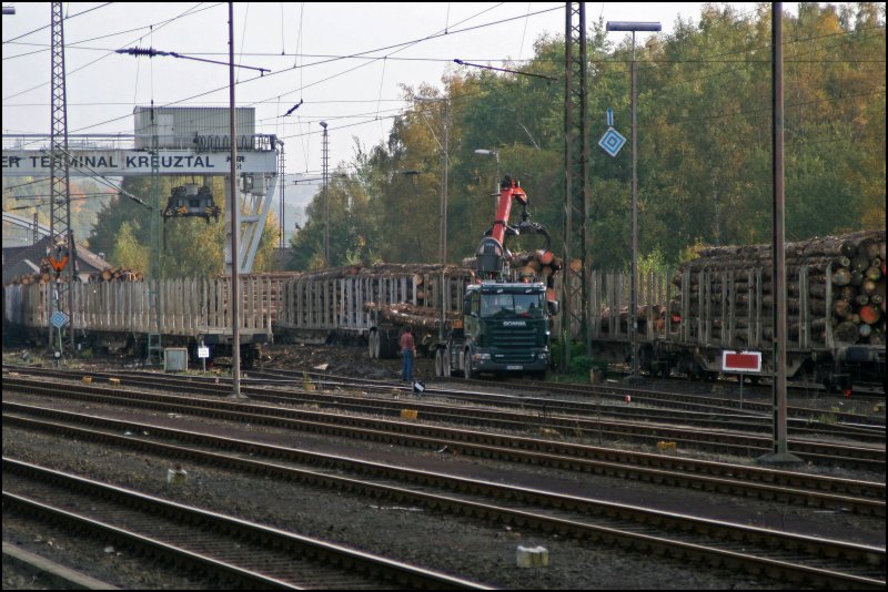 Holzverladung in Kreuztal am 04.10.07: Ein Holztransporter (SCANIA R580 v8) ldt seine Holzstmme auf die bereitstehenden Waggons.