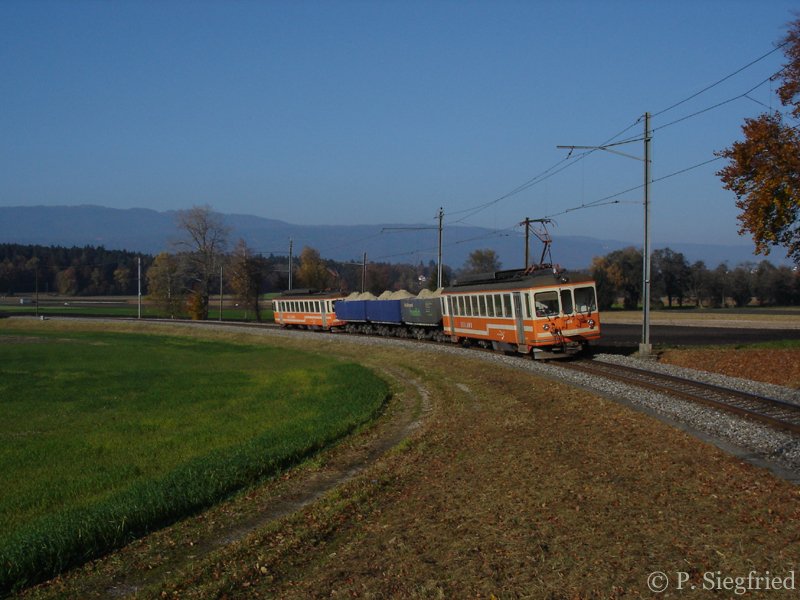 Hommage an den ausgebrannten Be 4/4 524. Am 1.11.2007 ist ein vollbeladener Kieszug auf dem Weg nach Sutz zwischen Siselen und Lscherz unterwegs. Am Schluss der Be 4/4 524.