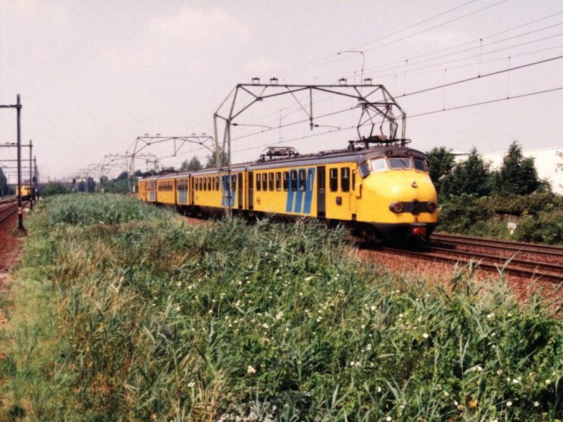  Hondekop  769 mit Intercity 1953 Den Haag CS-Venlo bei Barendrecht am 15-7-1994. Bild und scan: Date Jan de Vries.