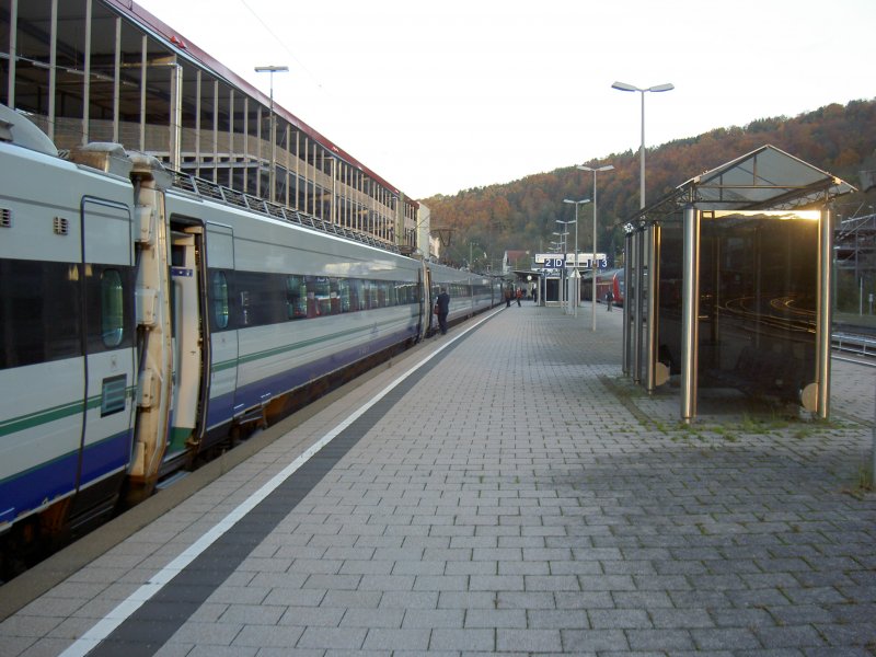 Horb am Necker am 29. Oktober 2006. Ein Cisalpino FS ETR 470 fhrt um kurz vor 17 Uhr in den Bahnhof ein.
