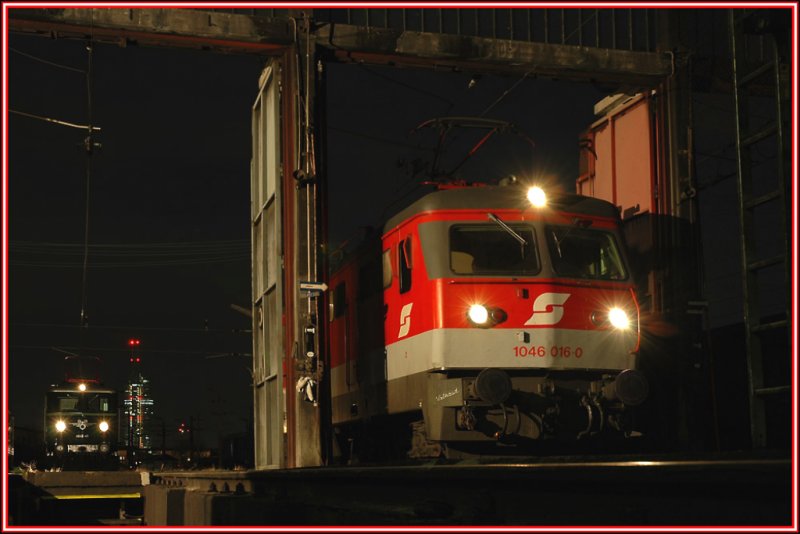 Horch was kommt von drau�en rein.......wird wohl Waltraud und 1010er sein. Das Hollahi Hollaho usw. erspar ich mir jetzt nat�rlich. Dort wo heute die Wiener S-Bahn Stammstrecke verl�uft, hatte ich im Vorjahr, vor dem Abriss der ehemaligen Zugf�rderung Wien-Nord, die M�glichkeit diese Aufnahme zu machen. Im Hintergrund ist der Wiener Millennium Tower am Wiener Handelskai im 20. Wiener Gemeindebezirk zu sehen. Zur Beruhigung, der Lokf�hrer der 1010.10 stand mit gleicher Bewaffnung (Kamera und Stativ) neben mir.
