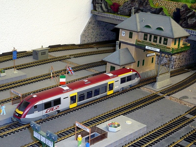 Hornby-Jouef HJ 2023, seit Anfang November 2008 ist auch der  luxemburgische Walfisch  2102 der CFL im Handel zu haben, ich habe nichts daran auszusetzen.