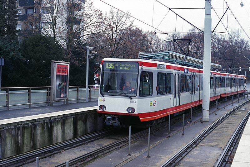 Hp Brenscheder Strae, ET 6001 Richtung Hustadt. Weil die BOGESTRA nur eine Regelspurstrecke betreibt, sind die Liniennummern an den Wagenseiten bedruckte Scheiben. 
Im Gegensatz zu Essen und Mlheim haben die bochumer Stadtbahnwagen keine Klapptrittstufen.