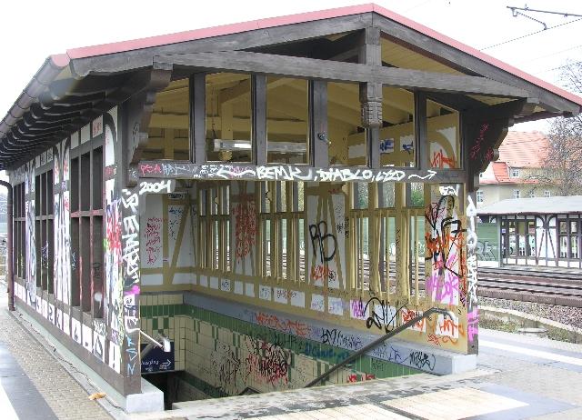 Hp Dallgow-Dberitz, Tunnelabgang am 8.4.2005. Unmittelbar rechts daneben verluft die Hochgeschwindigkeitsstrecke Hannover - Berlin. Die Bahn wird immer bunter.
4 Sprayer wurden am 14.4.2005 auf frischer Tat erwischt, als sie in Dallgow-Dberitz die Lrmschutzwnde beschmierten.