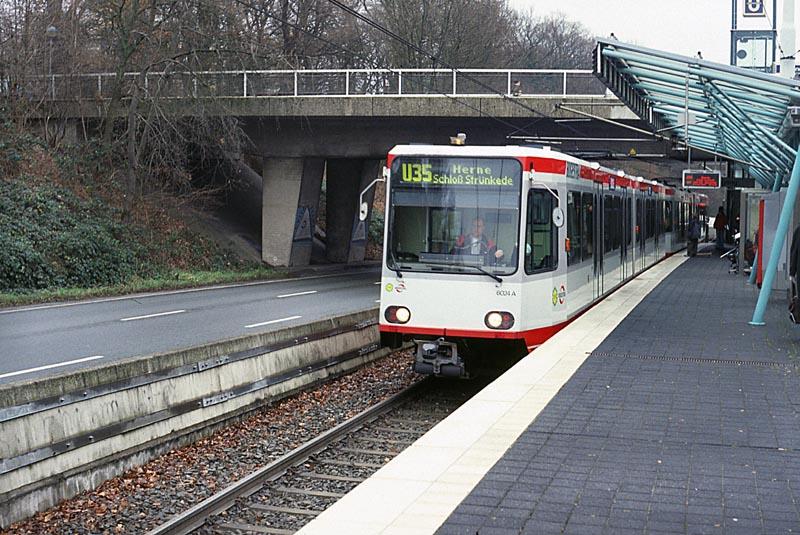 Hp Lennershof, ET 6024 Richtung Herne, Schlo Strnkede. Lennershof wirkt mit seinem Inselbahnsteig richtig wie (echte) U-Bahn.