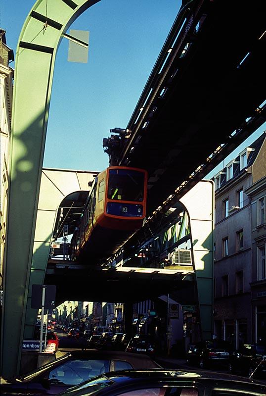 Hp Sonnborner Strae, ausfahrender Zug in Richtung Oberbarmen