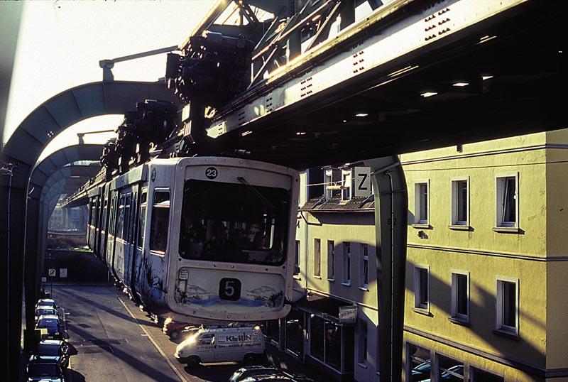 Hp sonnborner Strae, einfahrender Zug nach Vohwinkel