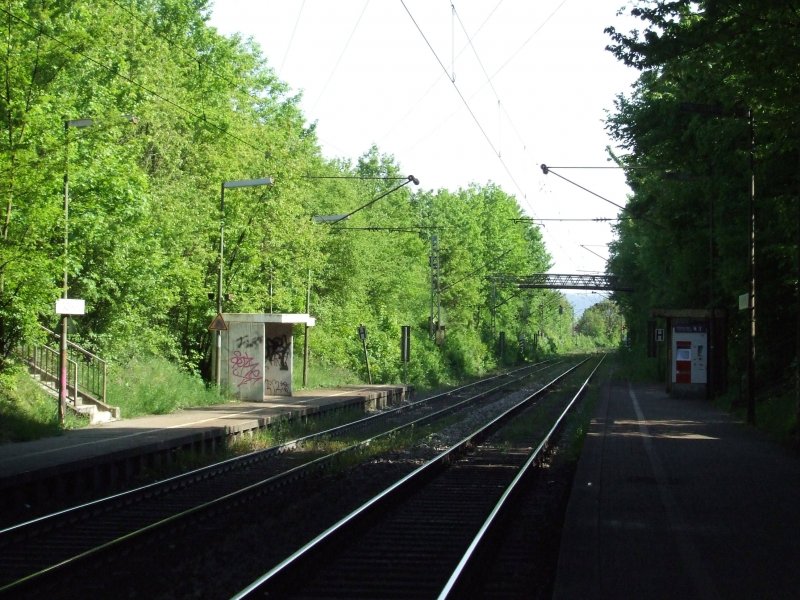 Hp Stuttgart Zazenhausen, gelegen auf der Gterverbindungslinie zwischen Kornwestheim und Untertrkheim. Personenverkehr existiert nur 2 mal morgens und 2 mal abends in jede Richtung, jedoch ist der Ort mit der U5 erreichbar! (24.04.2007)