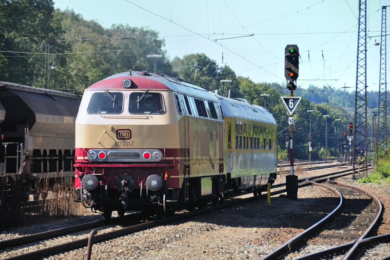 Hp2 fr den Messzug aus Donauwrth. 217 001-7 lt sich und ihrem Mewagen viel Zeit. (Neuoffingen, 31.08.09).