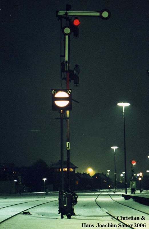 Hs 37 und Ausfahrsignal J des Bahnhofs Remscheid-Lennep, bei Nacht und leichtem Schneefall, im Winter 1990/1991.