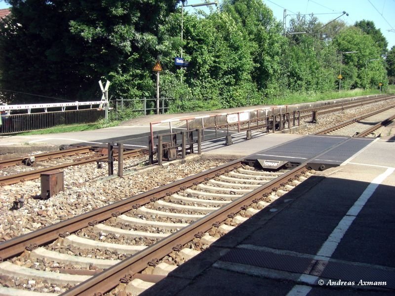 Hs Oberbohingen an der KBS760 (Neckar-Alb-Bahn)(Stuttgart - Tbingen). Am Bahnbergang knnen der Gegenverkehr durch eine zustzliche absperrung gesichert werden. (23.05.2009)