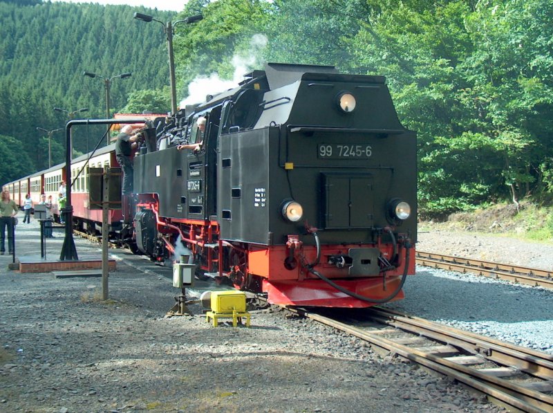 HSB 99 7245-6 beim wasserfassen im Bahnhof Eisfelder Talm�hle. Sie ist mit ihrem Zug in Nordhausen-Nord gestartet und wird 3 Stunden sp�ter den Brocken erreichen; 11.08.2008