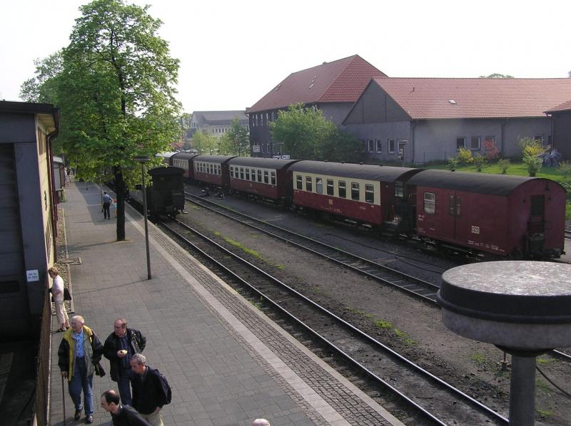 HSB-Bahnhof in Wernigerode! Der Zug rechts wartet auf Abfahrt zum Brocken