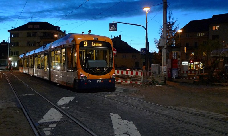 HSB Heidelberg: Eine RNV8 der Linie 23 an der Baustelle Rohrbach Markt. Durch etliche Planungsfehler muss diese Haltestelle aufwndig umgebaut werden um die Langzge auch aufnehmen zu koennen.