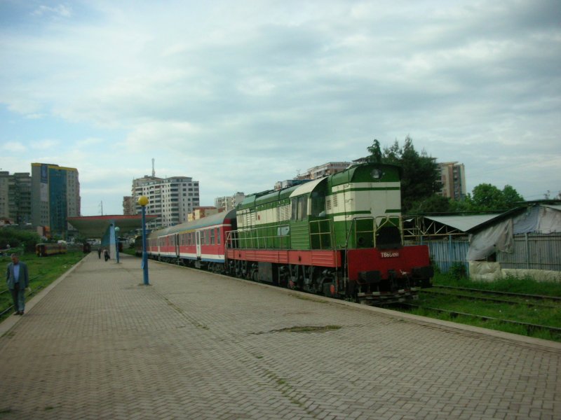 HSH T669 1051 mit Zug 10 nach Durres, gebildet aus drei ehem. 
DB-Wagen, am 28.4.09 in Tirana