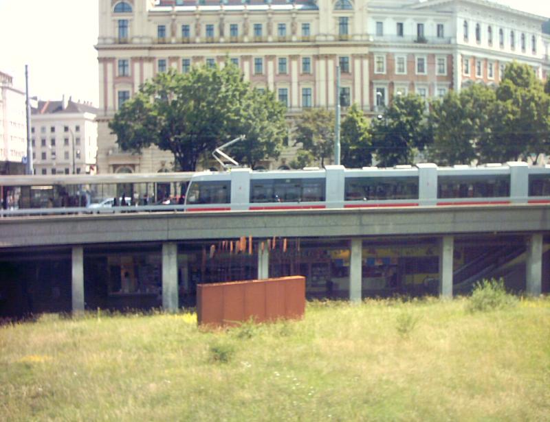 Hst. Schottenring
oben fahren die Straenbahnlinien 43 und 44
unten 37, 38, 40, 41 und 42
19.06.2003