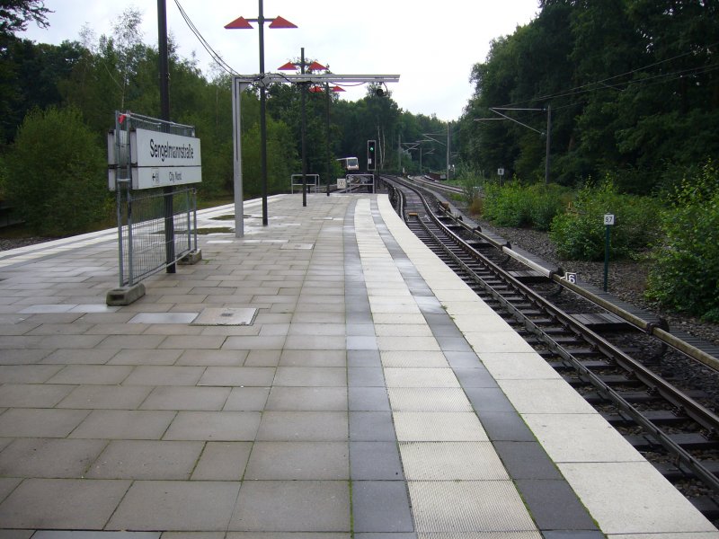 Hst. Sengelmannstrae im Umbau(noch mit alten Schildern), im Hintergrund ein Zug aus Norderstedt kommend. Foto aufgenommen am 27.08.2006.