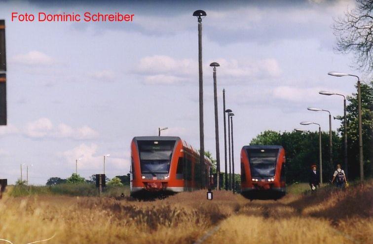Huch wo sind denn hier die Schienen? Natrlich sind dort Schienen! Meine Meinung ist, dass es einer der schnsten Nebenbahnhfe im Raum Neuruppin, Rheinsberg, Gransee, Oranienburg ist. Ein Zug (der linke) kam aus Berlin Charlottenburg ber Neuruppin/Rheinsberger Tor nach Herzberg (Mark),dieser Zug fuhr weiter nach Rheinsberg. Der zweite Zug (der rechte) kam aus Richtung Lwenberg(Mark) und fuhr weiter nach Neuruppin. Aufgenommen am 02.06.2004 in Herzberg.