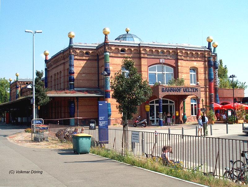 Hundertwasser-Bahnhof Uelzen, Seite zu Bahnsteigen 301 usw. - 08.08.2004
