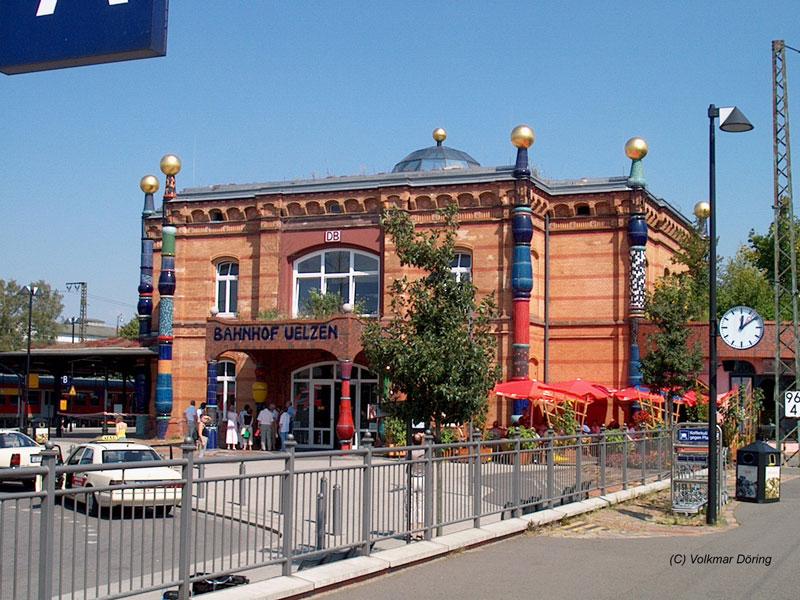 Hundertwasser-Bahnhof Uelzen, Seite zu Bahnsteigen 101 usw. - 08.08.2004

