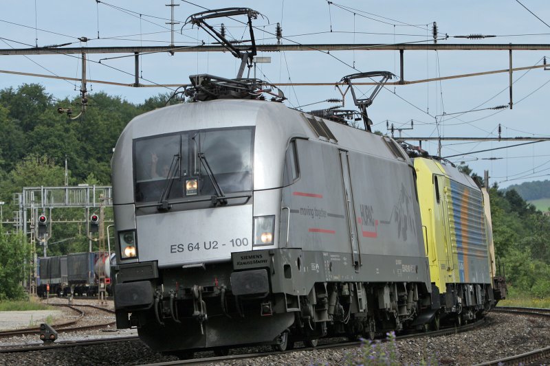  Hupac  ES 64 U2-100 mit  Nord-Cargo  189er an der Bzberg-Nordrampe in Richtung Brugg/AG  (einen Gruss zurck an den freundlichen Lokfhrer) 7.Juli 2007