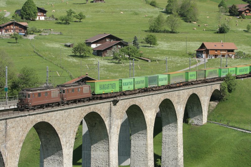HUPAC-Zug auf dem Kanderviadukt in Richtung Norden mit Lok's BLS Re425 Nr. 180 und 178