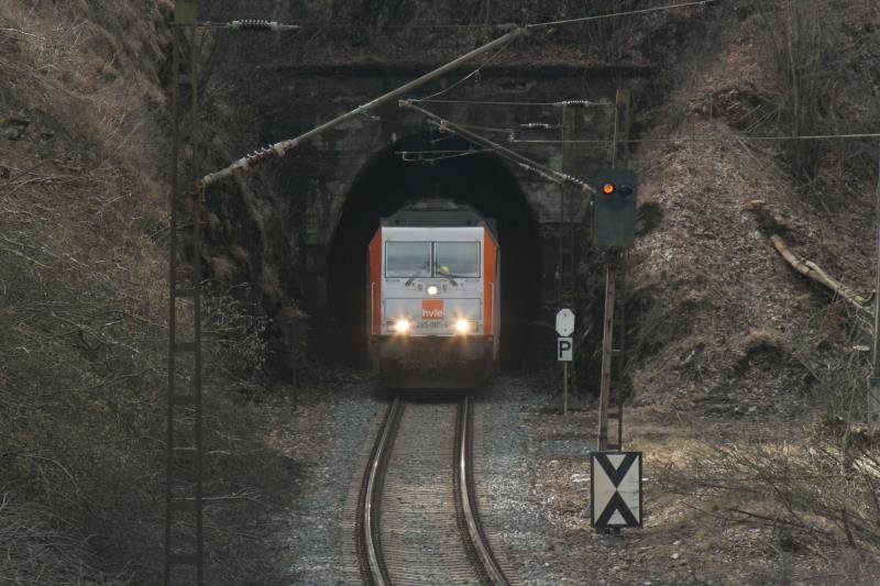 hvle 285 001 verlsst das Ostportal des Krume-Grube-Tunnels in Neuwerk; 13.03.2009