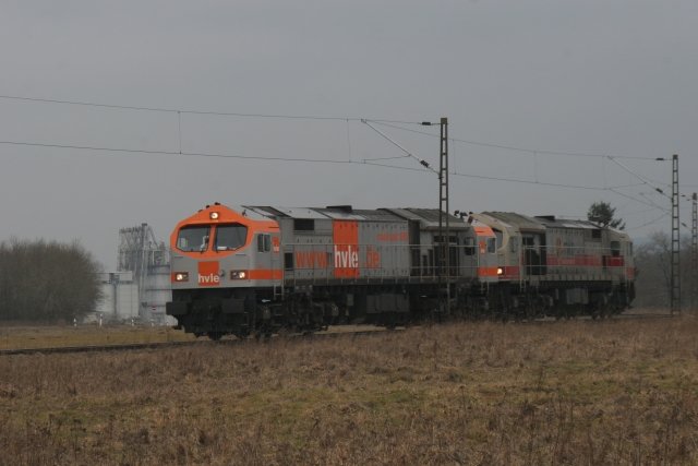 hvle-Tiger V330.2 und MKB-Tiger V20 haben einen Schotterzug zum Kalkwerk Hornberg gebracht und fahren zurck nach Rbeland. Im Hintergrund befinden sich die Hochfen vom Kalkwerk Hornberg; 24.02.2007