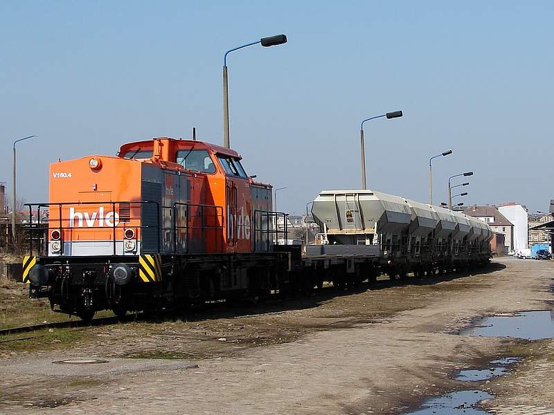 Hvle V 160.4 rangiert gerade einen Teil ihres Fcs-Ganzzuges im Bereich der ehemaligen Landestrasse in Stralsund. Wenig spter wird sie mit dem anderen Zugteil in Richtung Greifswald abfahren. (25.03.07)