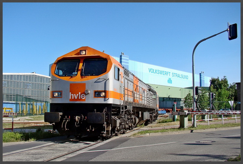 hvle V330.2 beim rangieren vor dem Sdhafen in Stralsund.  am 03.07.09