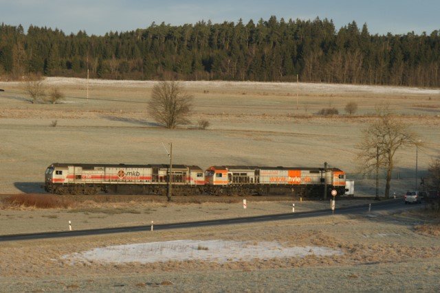 hvle V330.2 und Mkb V20 berqueren auf dem Weg vom Kalkwerk Hornberg nach Rbeland die B 27 bei Elbingerode. In meiner langen Abwensendheit im Harz setzte die hvle Maschinen ein, die hier oben keiner kannte. Sie wurden mir als sehr leise und modern beschrieben.  Der Fhrerstand sah aus, wie bei so einem modernen Triebwagen.  Der Grund lag beim Lokfhrerstreik. Dadurch bernahm die hvle Zusatzleistungen und mietete sich diese Maschinen zu ihrem eigen Bestand dazu. Ich tippe auf 223, 246 oder 253. Welche dieser Maschinen knnen ausgeliehen werden oder wurden im Zeitraum des Lokfhrerstreiks mit Kalkschotter- oder Kalkkesselzgen gesehen?; 23.12.2007