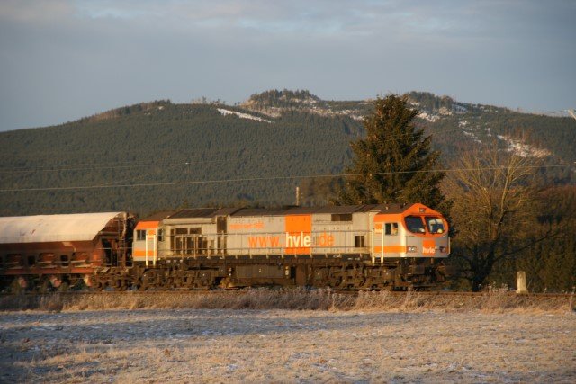Hvle V330.2 schiebt einen Gterzug vor der Kulisse der Hohne zum Kalkwerk Hornberg; 23.12.2007