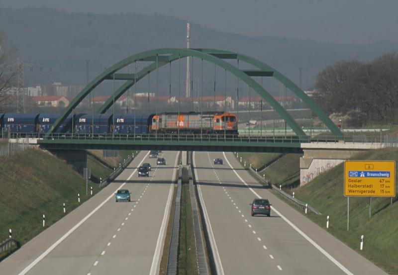 Hvle V330.3 berquert die B6n bei Blankenburg/Harz. Leider haben wir seit vielen Tagen das diesige Wetter. Vielleicht gelingt das Motiv noch mit schnen Kontransten des Gebirges im Hintergrund; 13.04.2009