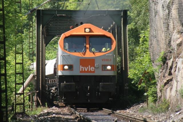 hvle V330.3 berquert die  Brcke am Haus am Stein  und verlsst mit einem Gterzug Rbeland; 10.06.2007