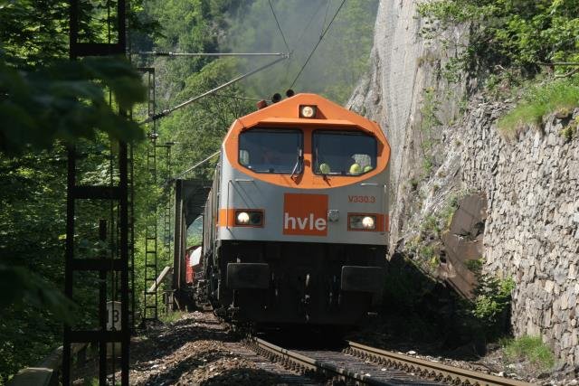 hvle V330.3 verlsst mit einem Gterzug Rbeland. V60.3 schiebt am Zugende nach; 10.06.2007