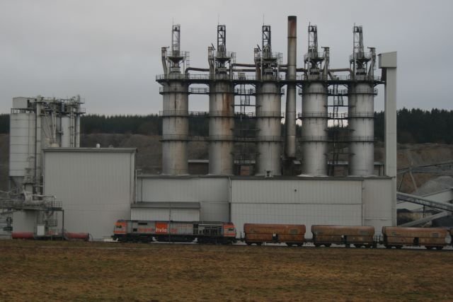 Hvle V330.3 wirft alle 3300 PS in den Kampf und zieht einen 17-Wagen-Schotterzug vom Kalkwerk Hornberg hoch zur ehemaligen Wechselstation bei Elbingerode - dem mit 503,50 m hchsten Punkt der Rbelandbahn. AVG W232.07 schiebt am Ende nach; 30.12.2007