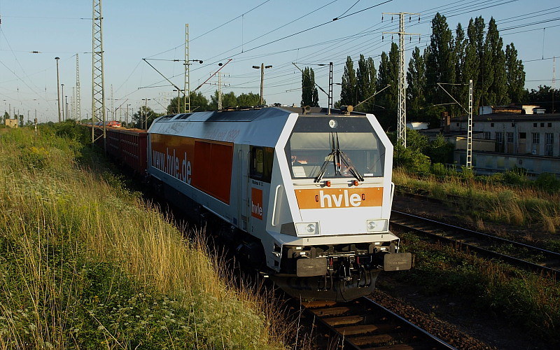 HVLE V490.1 mit Dngerzug am 16.7.09 in Halle/Saale.