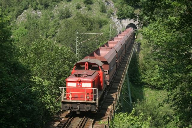 hvle V60.3 berquert mit einem kurzen Leerzug das Krocksteinviadukt in Neuwerk. Eine V330 schiebt nach; 08.06.2007
