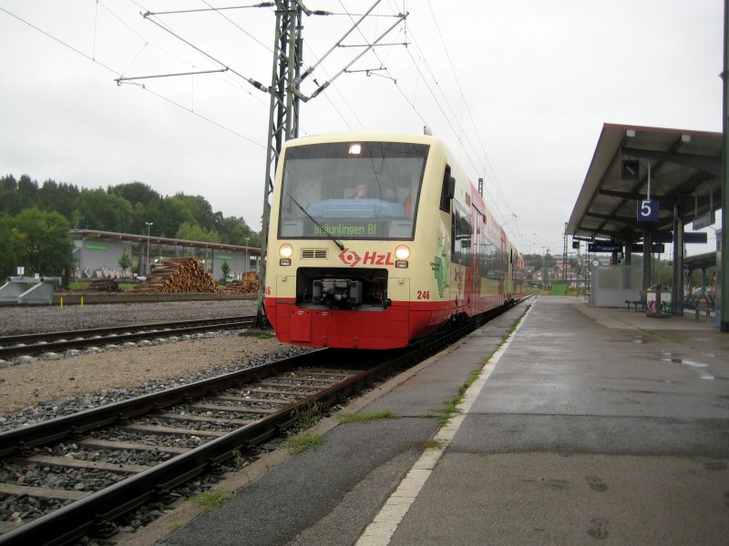 HzL Regioshuttle 246 und *** stehen am 13. September in Donaueschingen zur Abfahrt nach Brunlingen Bf bereit. 